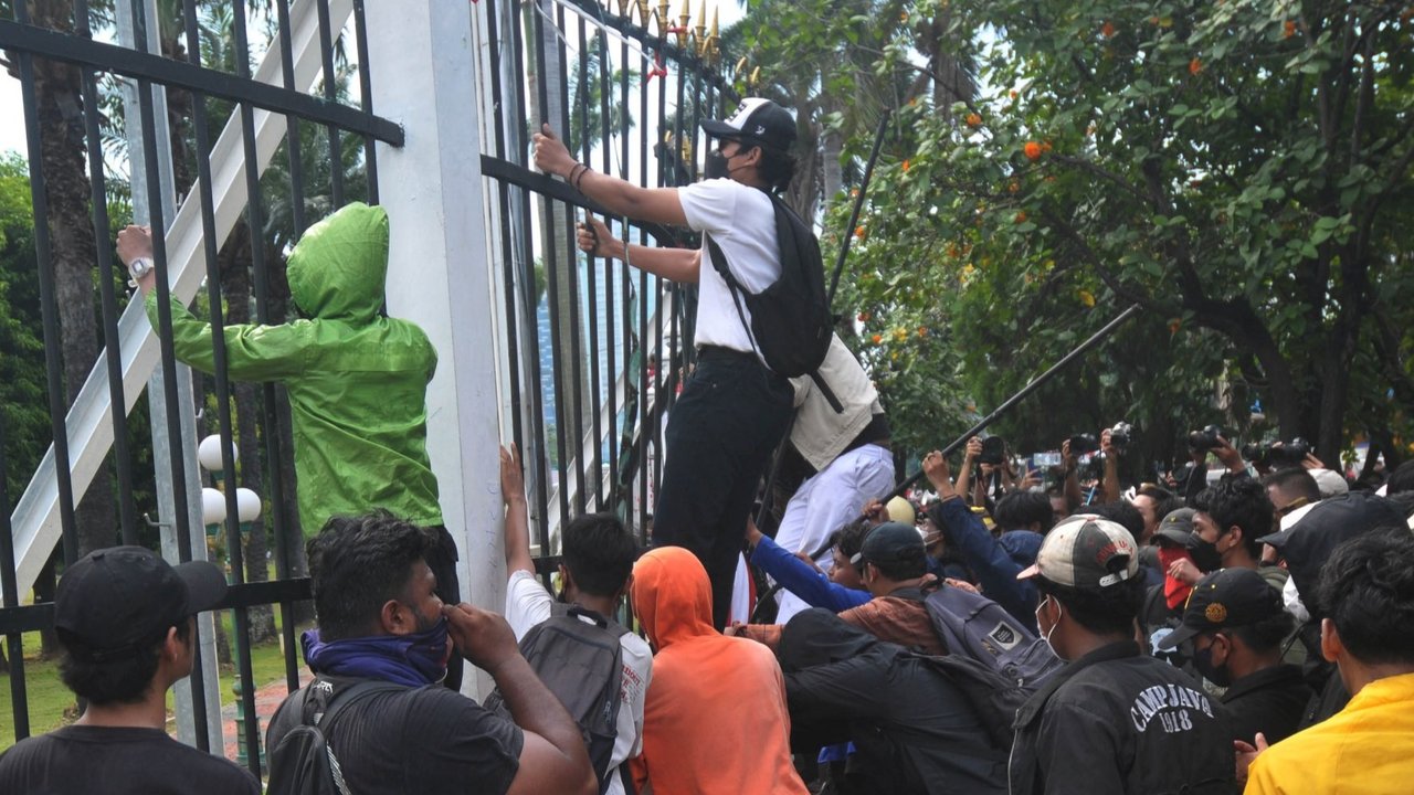 Polisi melakukan formasi bertahan saat massa merusak pagar Gedung DPR, Jakarta, Kamis (22/8/2024).