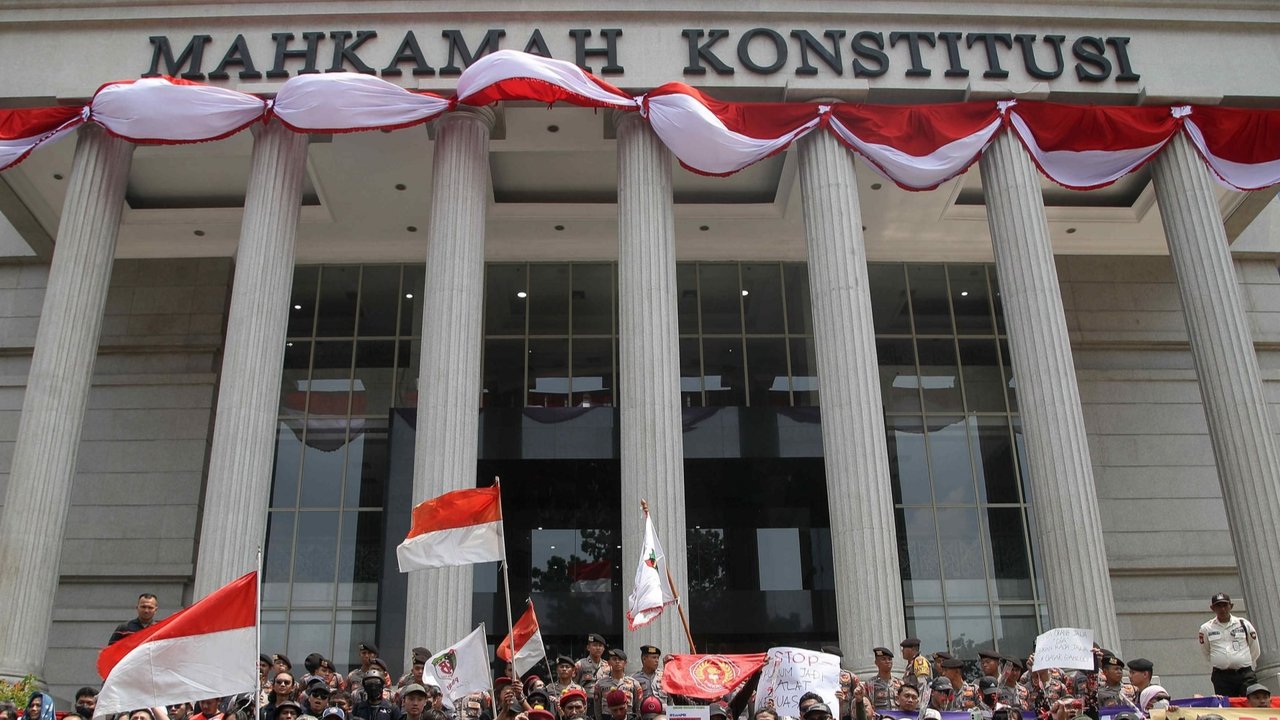 Massa rasa dari Forum Guru Besar, akademisi, masyarakat sipil, dan aktivis 98 melakukan unjuk rasa mengawal putusan Mahkamah Konstitusi di depan Gedung Mahkamah Konstitusi, Jakarta, Kamis (22/8/2024). Mereka menolak revisi UU Pilkada oleh DPR yang akan menganulir keputusan Mahkamah Konstitusi Nomor 60 dan Nomor 70 Tahun 2024 tentang ambang batas pencalonan di Pilkada Serentak 2024.