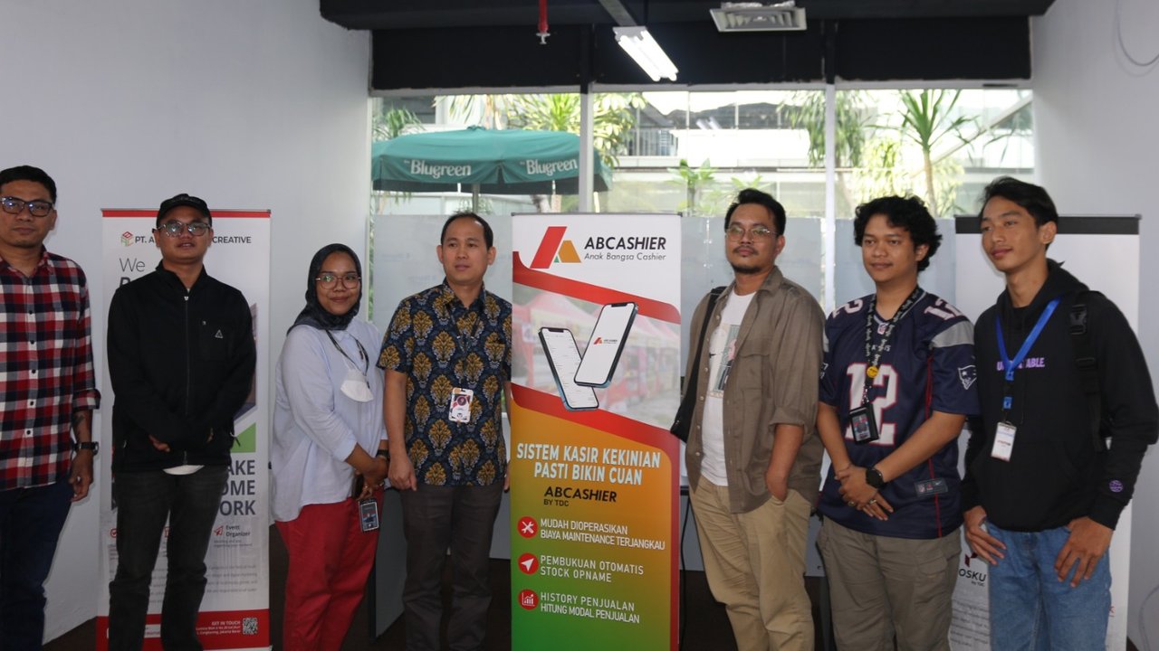 Direktur Utama PT Trans Digital Cemerlang (keempat dari kiri), Indra, dalam sebuah acara launching platfom digital.