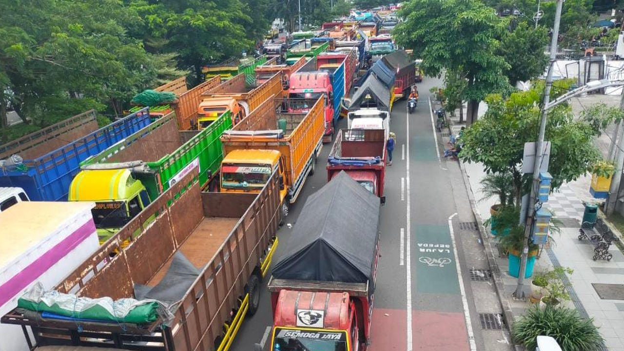 Sopir truk demo menolak ODOL di Surabaya. (Dian Kurniawan/Liputan6.com)