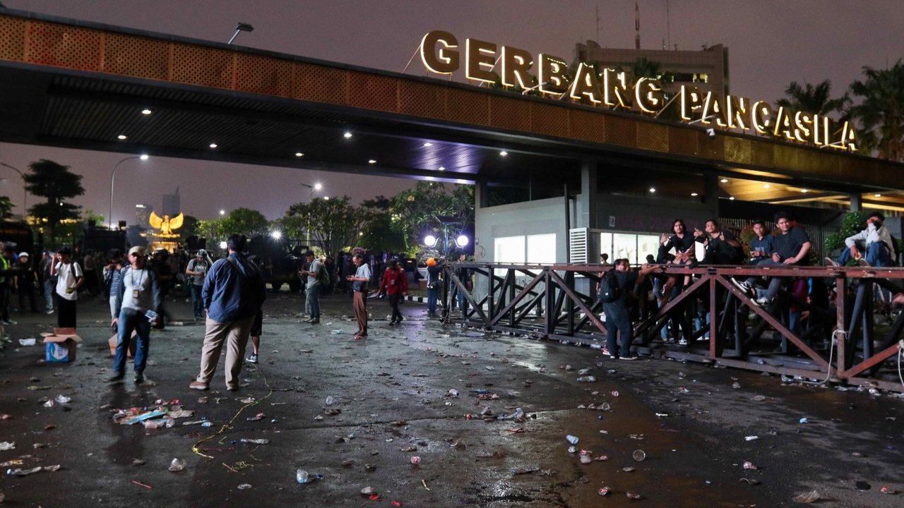 Penampakan Pagar-Pagar DPR yang Jebol dan Rusak usai Demo Tolak RUU Pilkada