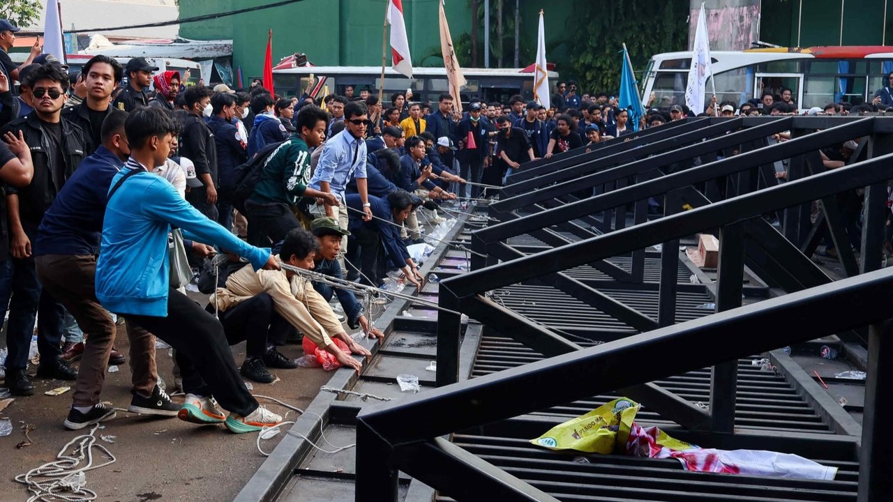 Sejumlah mahasiswa lintas perguruan tinggi berusaha menembus barikade polisi saat berunjuk rasa di Gerbang Pancasila Parlemen, Jakarta, Kamis (22/8/2024).