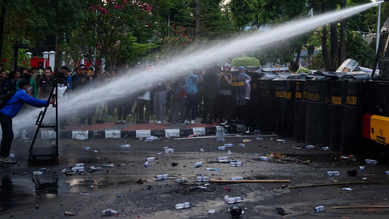 Sejumlah mahasiswa lintas perguruan tinggi berusaha menembus barikade polisi saat berunjuk rasa di Gerbang Pancasila Parlemen, Jakarta, Kamis (22/8/2024).