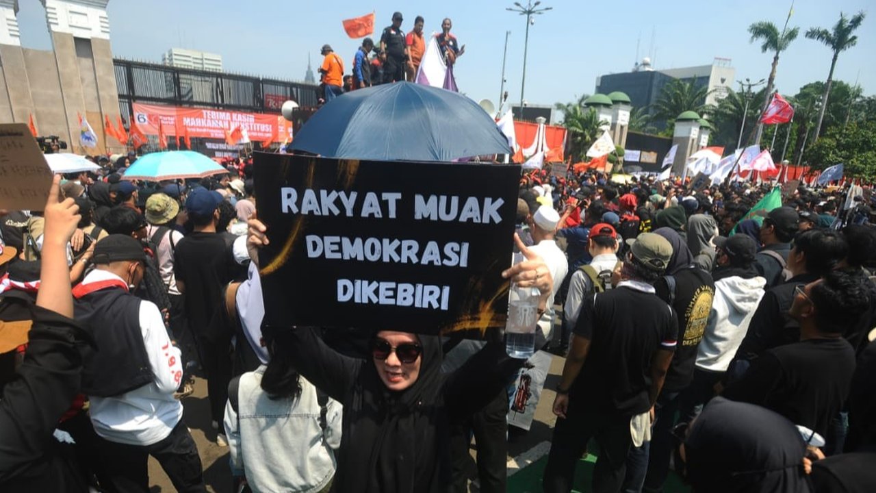 Massa dari Partai Buruh dan berbagai elemen masyarakat melakukan aksi di depan Gedung DPR/MPR, Jakarta, Kamis (22/08/2024). Massa menolak RUU Pilkada yang disahkan DPR.