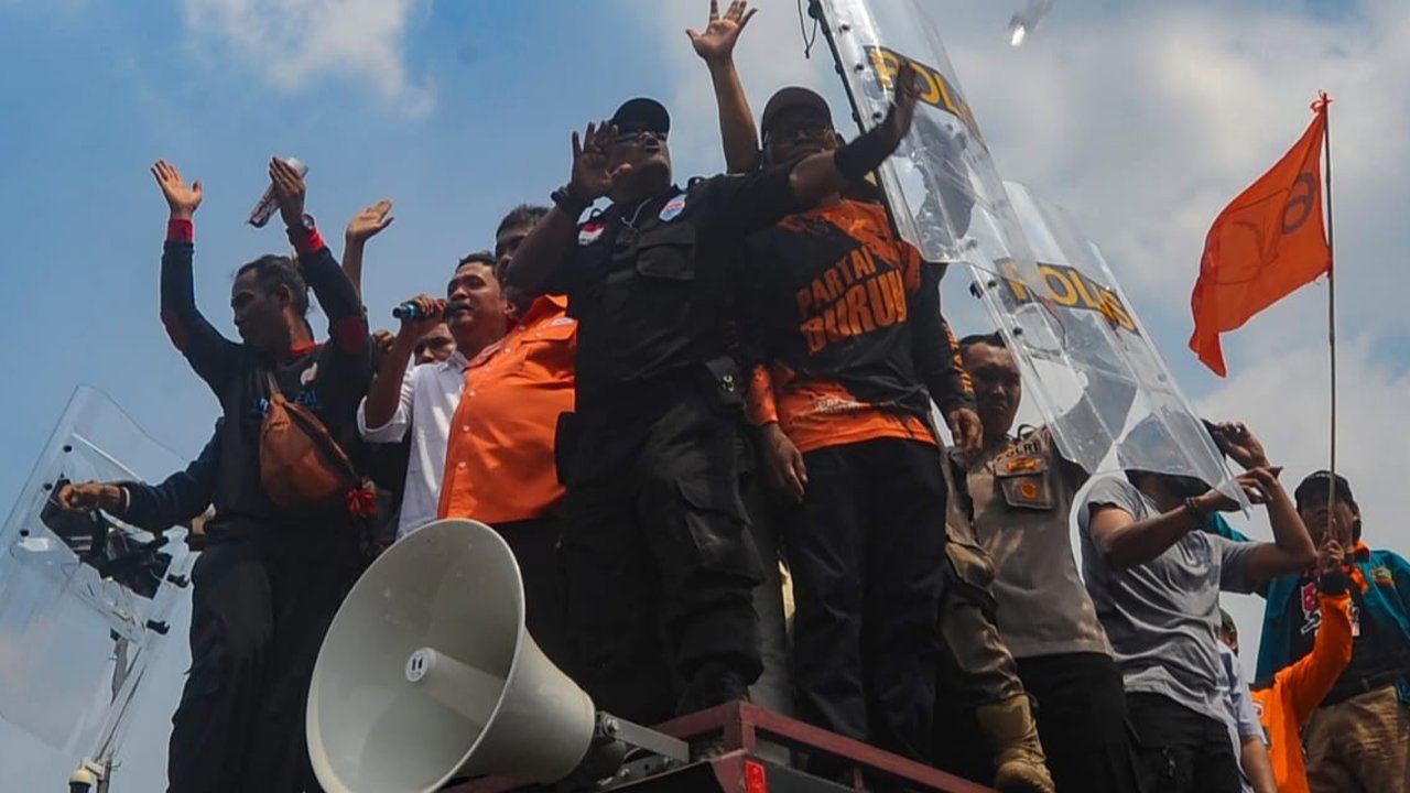 Anggota DPR dari Fraksi Gerindra Habiburokhman dilempar air kemasan saat mencoba beropasi di depan Gedung DPR/MPR, Jakarta, Kamis (23/8/2024).