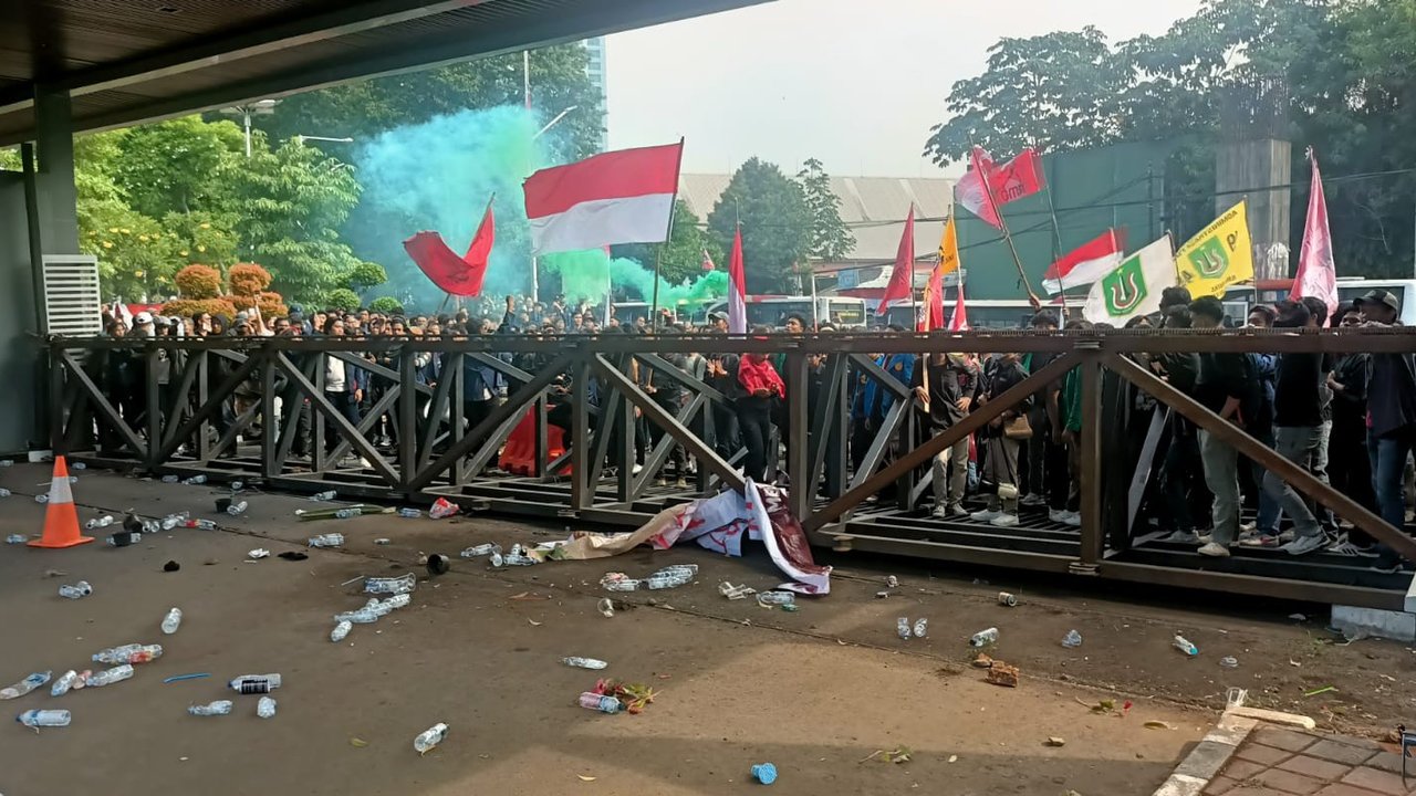 Penampakan Pagar-Pagar DPR yang Jebol dan Rusak usai Demo Tolak RUU Pilkada