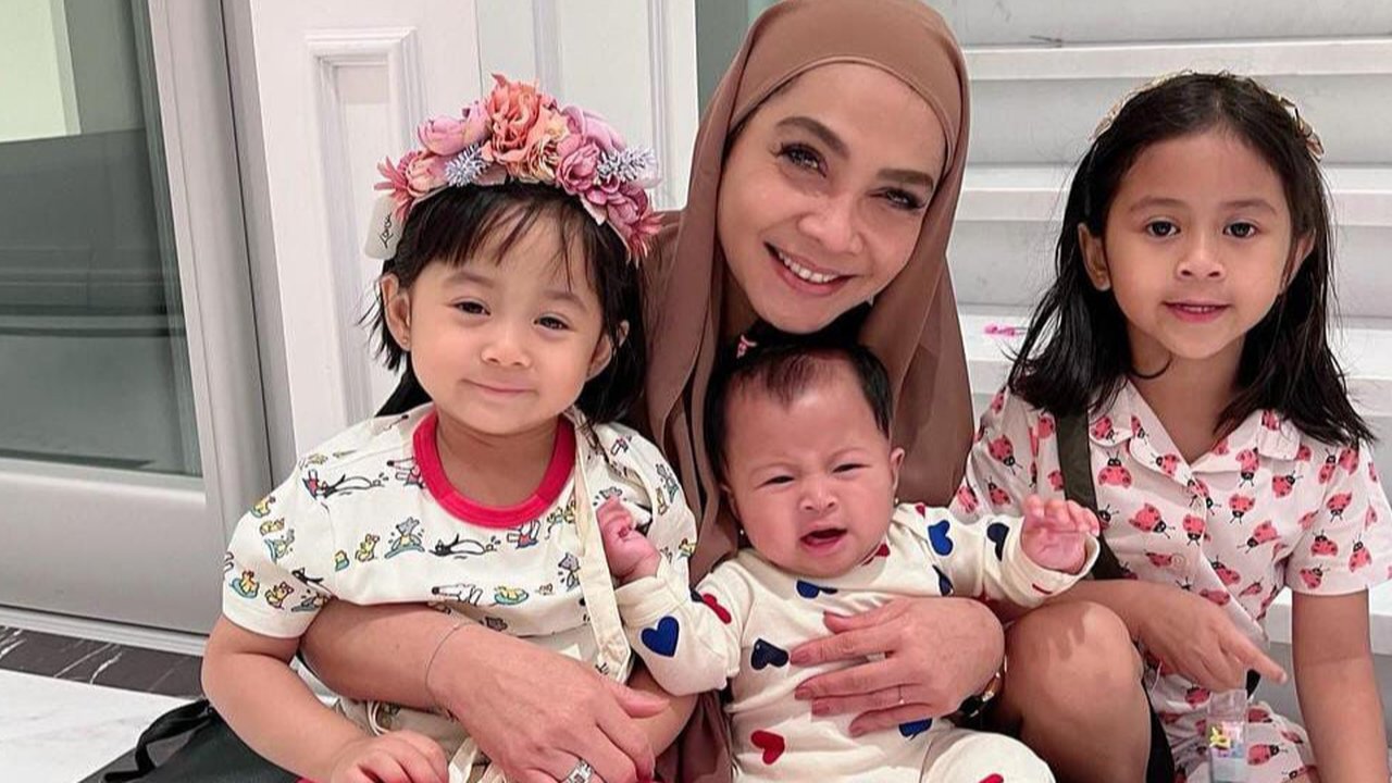 Potret Bahagia Rieta Amilia Bareng Cucu, Netizen Heran Baby Lily Selalu Nangis saat Bareng Sang Nenek