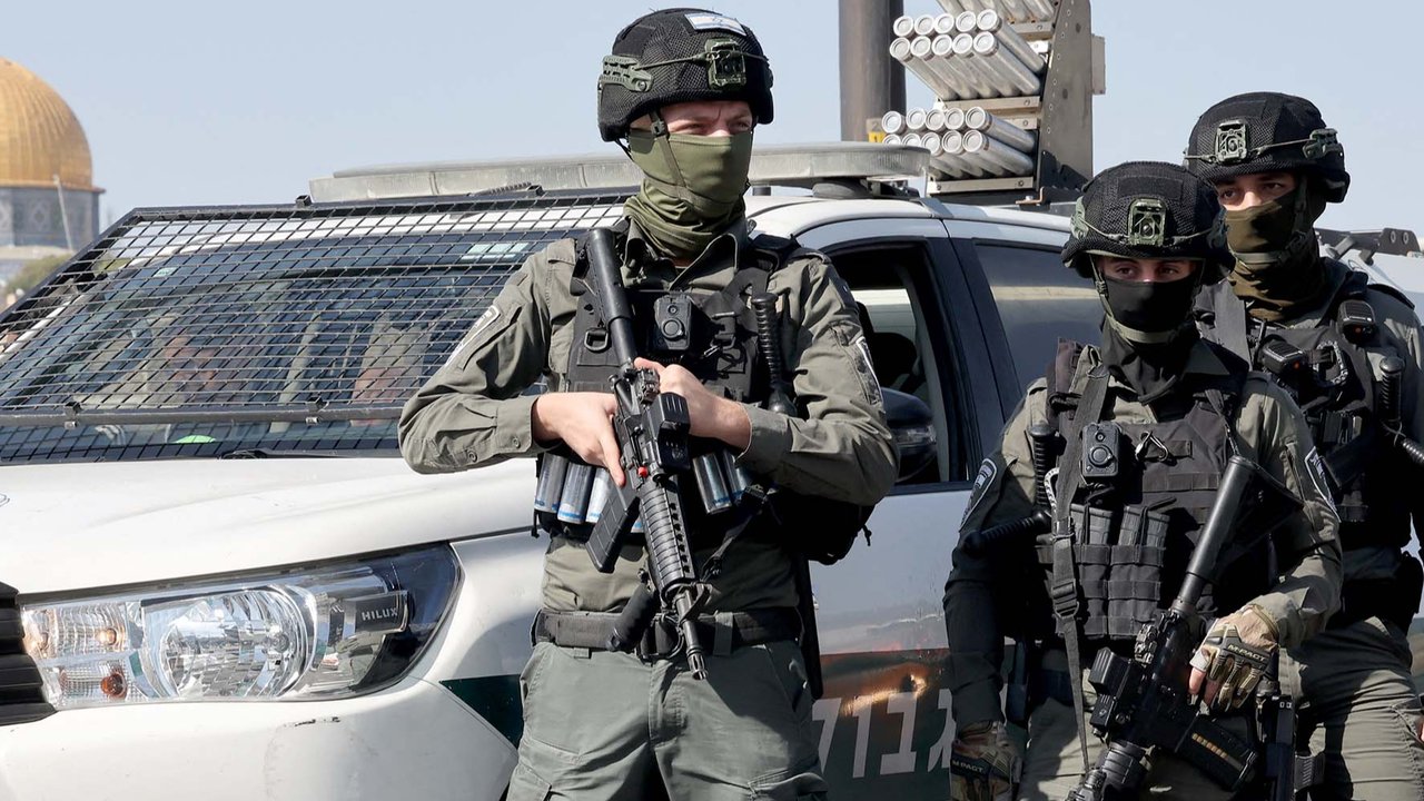 Muslim Palestina Salat Jumat di tengah penjagaan polisi Israel
