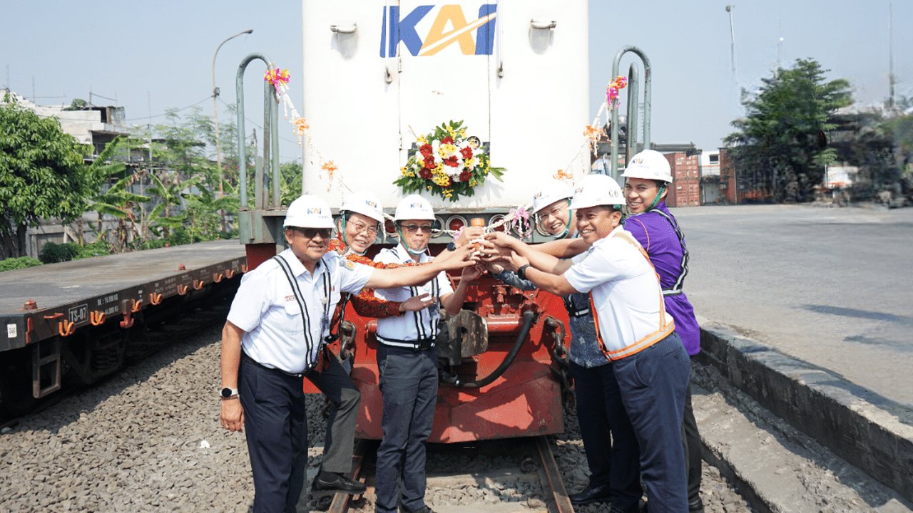 Menko Kemaritiman Rizal Ramli saat  menguji coba KA Logistik dari Stasiun Pasoso menuju Pelabuhan Tanjung Priok, Jakarta, Kamis (18/2). Pengoperasian KA Logistik dimaksudkan untuk mengurangi sepertiga kemacetan pelabuhan. (Liputan6.com/Faizal Fanani)