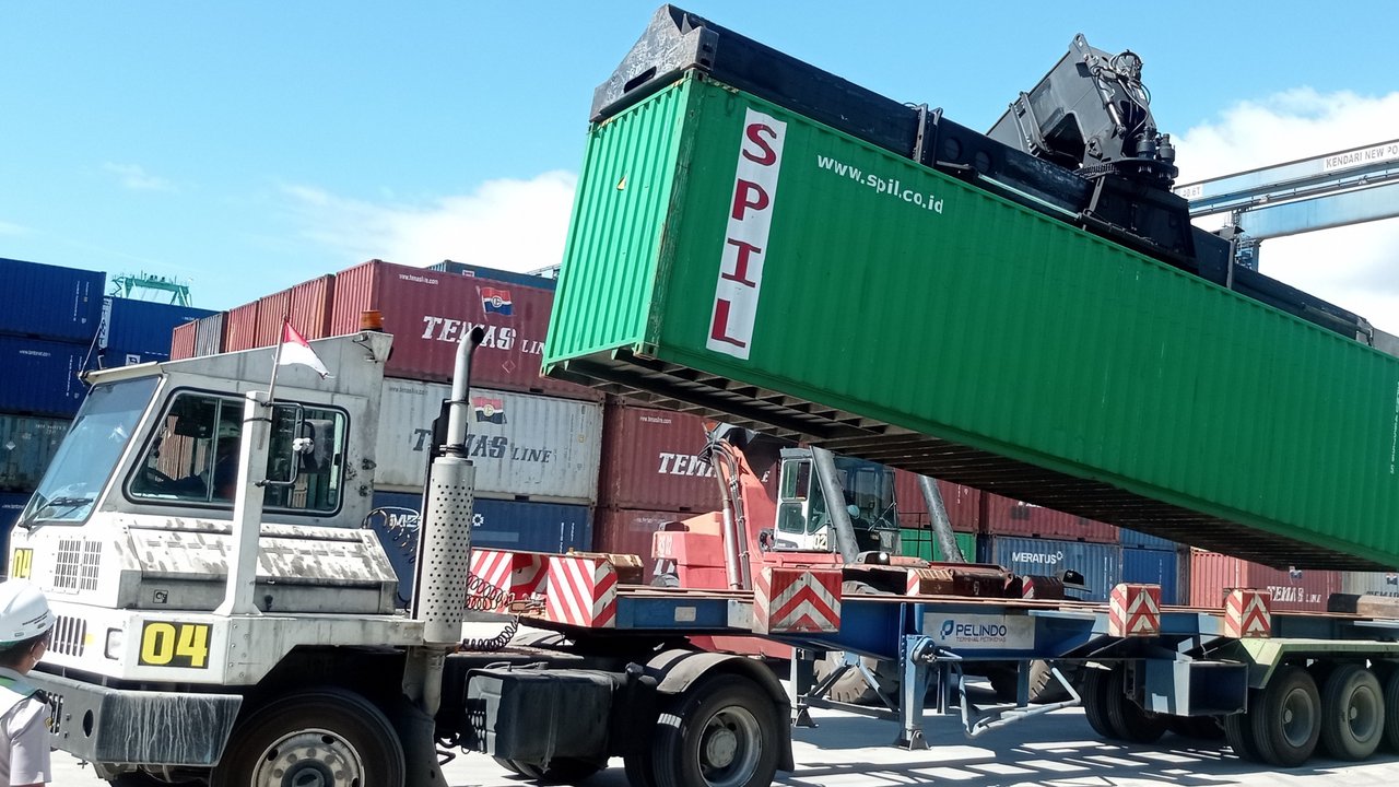 Ekspor kelapa di Pelabuhan Kendari oleh Badan Karantina Indonesia menjadi ekspor perdana tujuan Tiongkok.