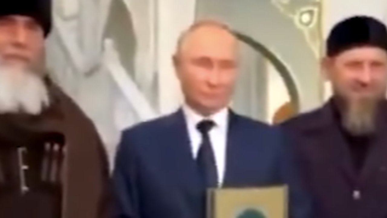 Momen Presiden Putin Masuk Masjid Lalu Cium & Peluk Alquran, ini Videonya