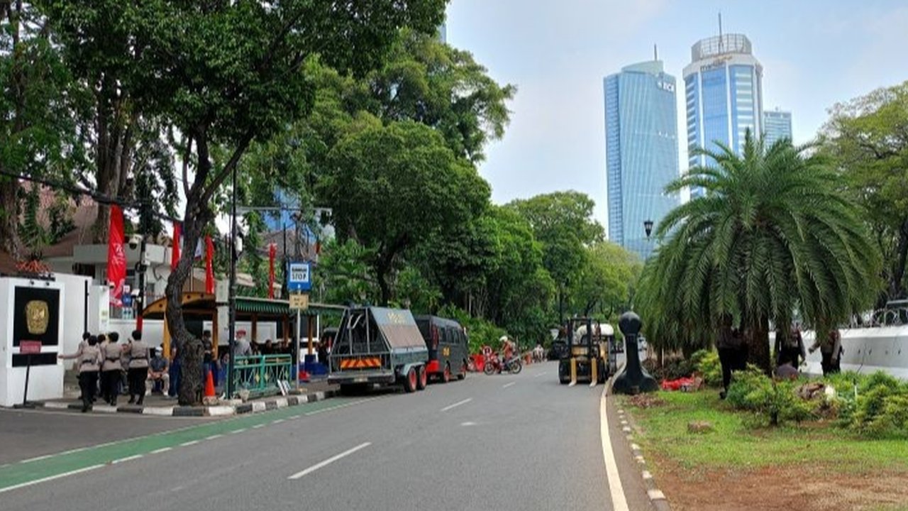 Antisipasi Demo di Depan Gedung KPU, Jalan Imam Bonjol Ditutup dan Polisi Pasang Barikade Beton