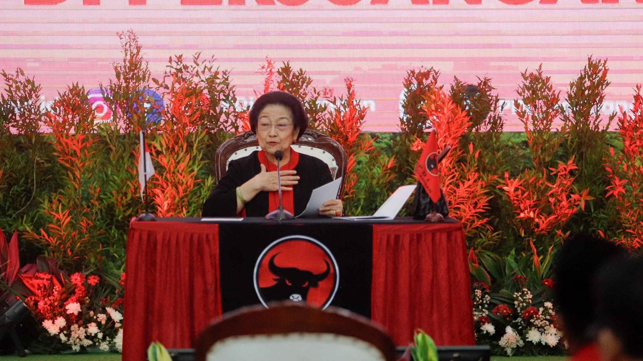 PDIP (8) Ketua Umum PDI Perjuangan Megawati Soekarnoputri (keempat kanan) didampingi Ketua DPP Prananda Prabowo (ketiga kanan) berfoto bersama sejumlah bakal calon gubernur dan wakil gubernur yang akan diusung dalam Pilkada 2024 di Jakarta, Kamis (22/8/2024). PDI Perjuangan resmi memberikan dukungan kepada 169 bakal calon kepala daerah termasuk enam bakal calon gubernur untuk daerah Jambi, Kepulauan Bangka Belitung, Kepulauan Riau, Bali, Papua Tengah dan Papua Selatan dalam Pilkada 2024.
