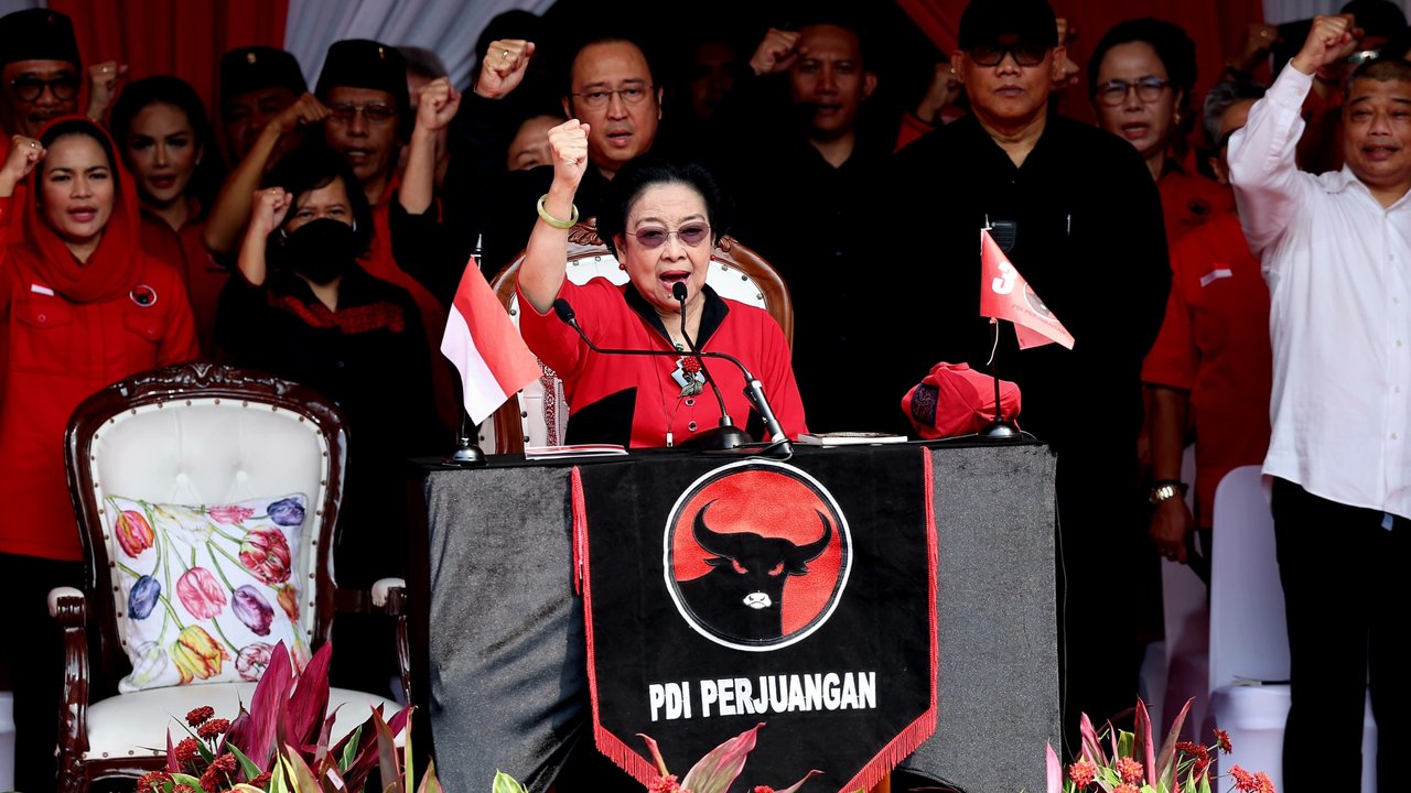 Ketua Umum DPP PDI Perjuangan (PDIP) Megawati Soekarnoputri didampingi putranya yang juga Ketua DPP DPIP bidang Ekonomi Kreatif Prananda Prabowo dan Sekjen PDIP Hasto Kristiyanto di halaman Masjid At-Taufiq dalam rangkaian upacara peringatan hari ulang tahun (HUT) ke-79 RI. (Foto: Dokumentasi PDIP).