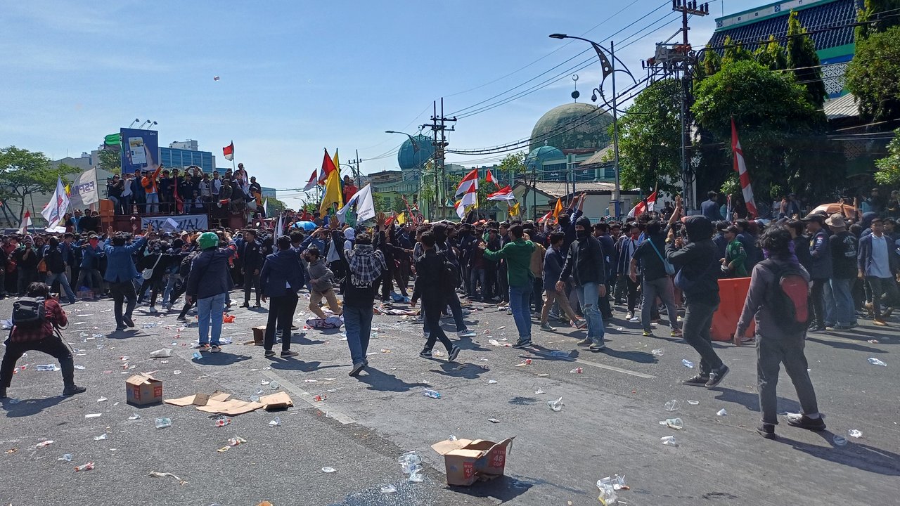 Demo Mahasiswa Tolak UU Pilkada Berlanjut di Jatim, Ricuh Usai Massa Kepung Gedung DPRD