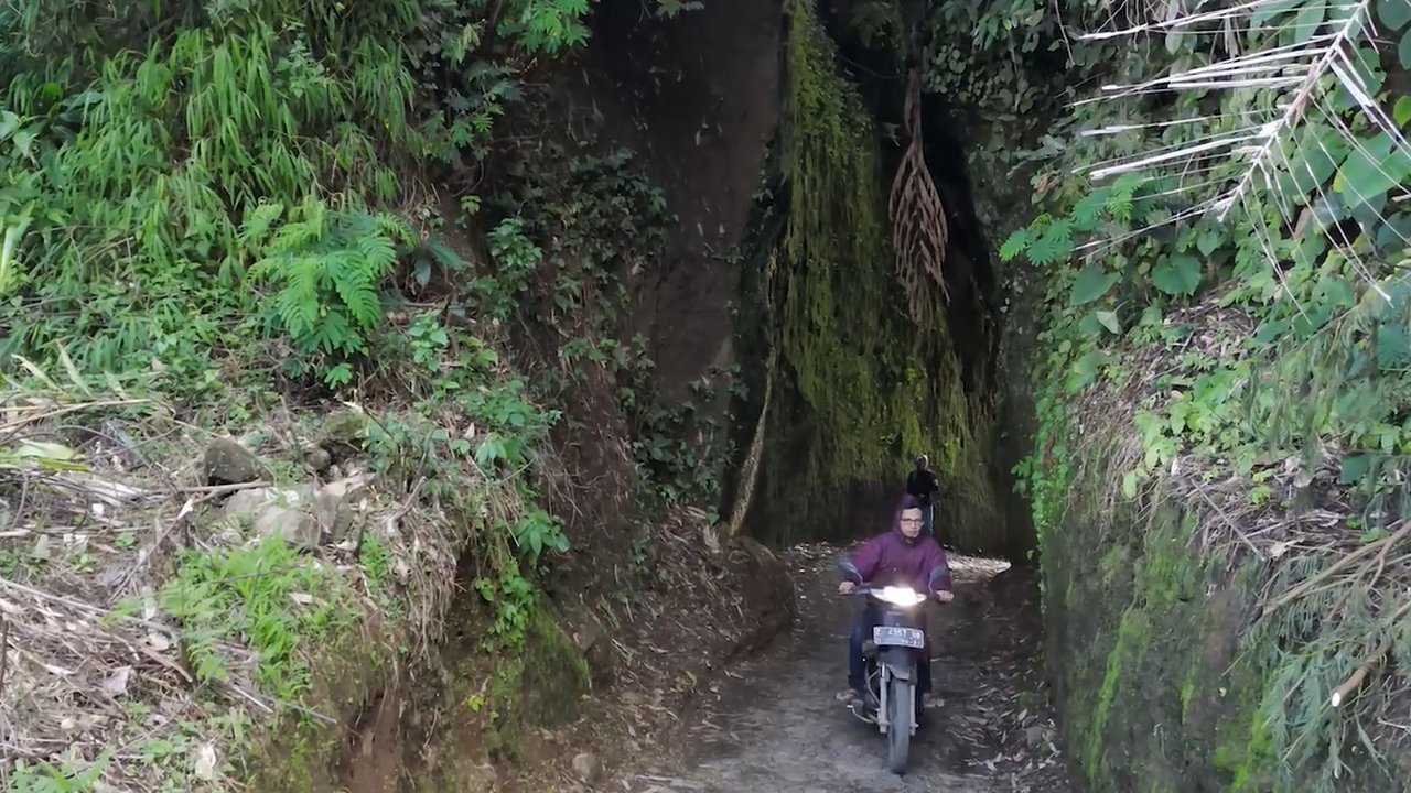 Melihat Terowongan yang Membelah Gunung di Naringgul Cianjur