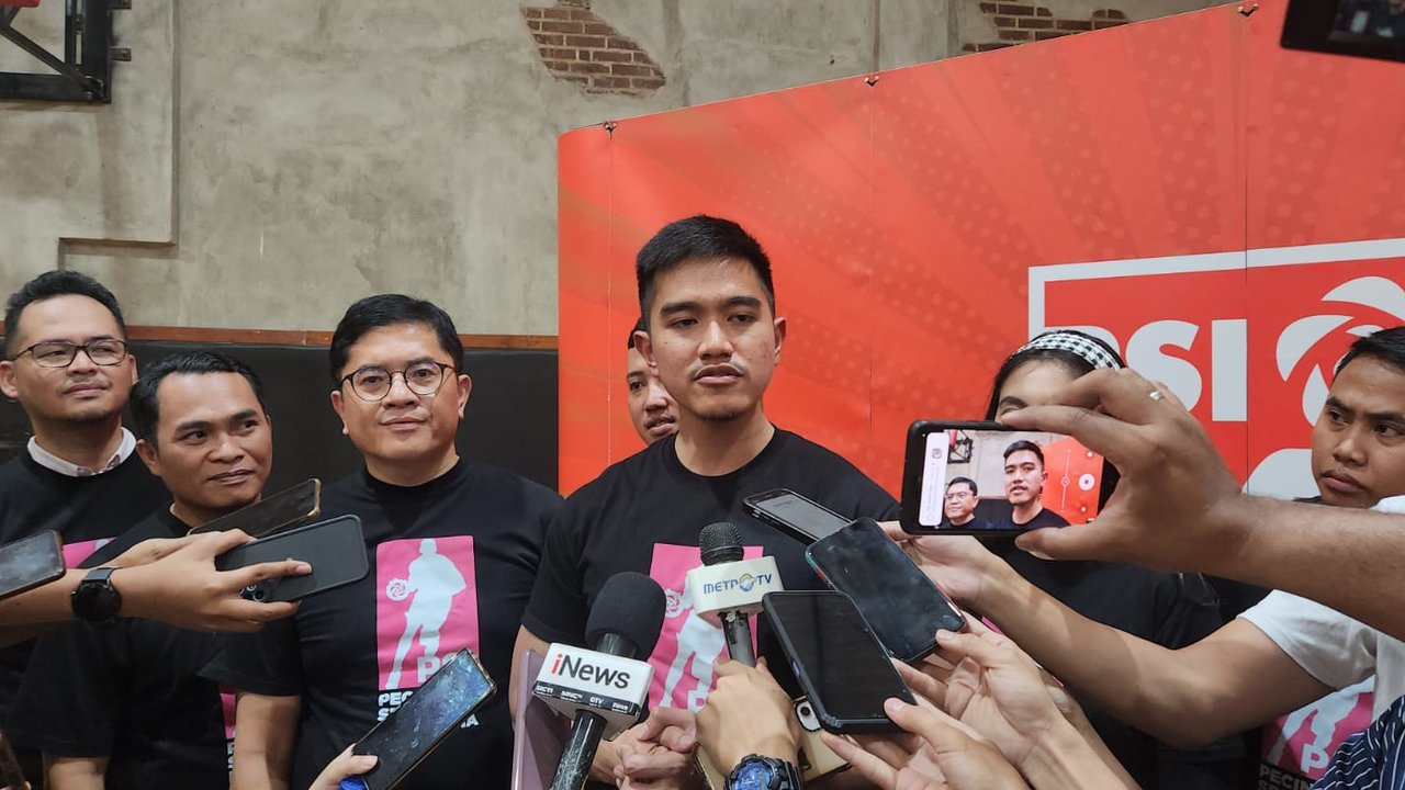 Intip gaya Kaesang Pangarep saat dampingi Erina Gudono ikut orientasi program S2 di Amerika Serikat. Putra bungsu Presiden Jokowi tampil siaga kenakan backpack Rp26 juta. [@erinagudono].