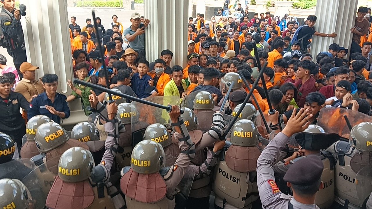 Ricuh Demo di Gedung DPRD Jambi