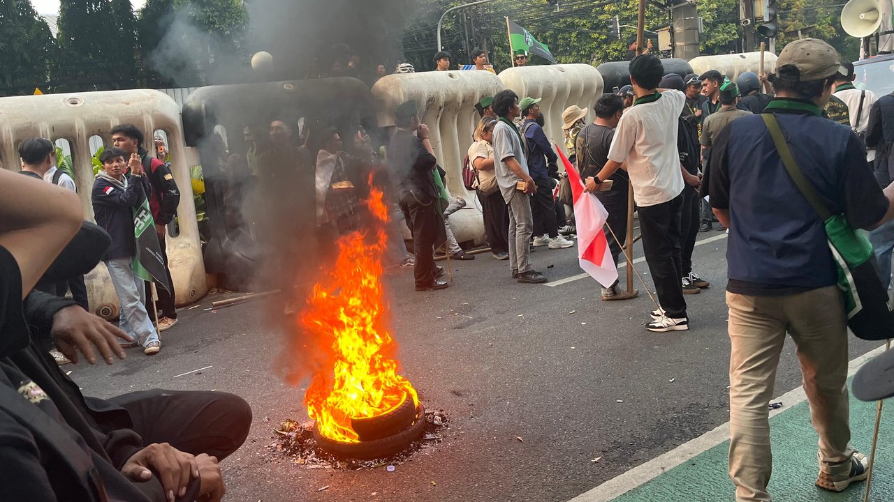 Massa Aksi Geruduk Kantor KPU