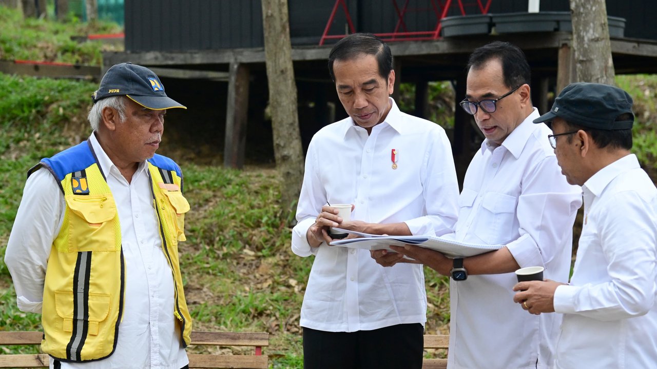 Presiden Joko Widodo (Jokowi) sarapan di IKN Nusantara dengan sejumlah menteri. (Sekretariat Presiden)