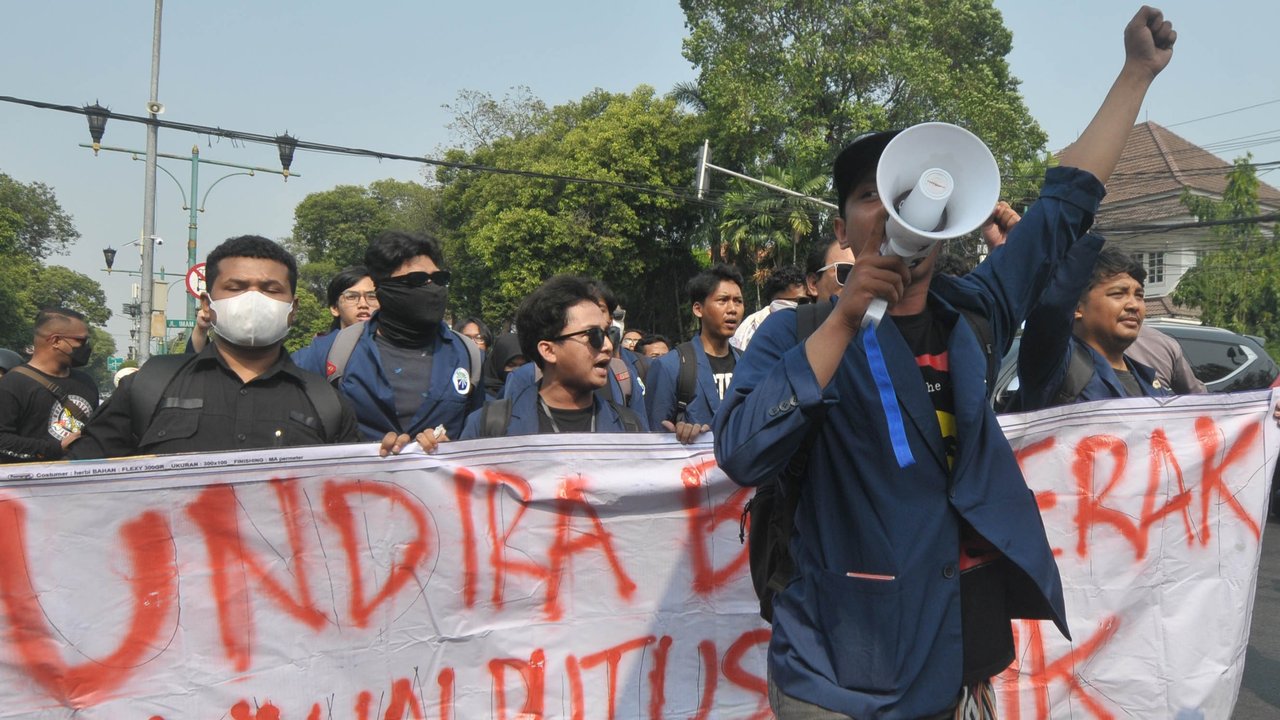 Mahasiswa bersama masyarakat dan ormas mengikuti aksi bersama di depan Gedung Komisi Pemilihan Umum (KPU), Jakarta, Jumat (23/8/2024). AKsi tersebut adalah aksi lanjutan dari kasus terkait Revisi UU tentang pemilihan kepala daerah (pilkada) kemarin didepan Gedung DPR.