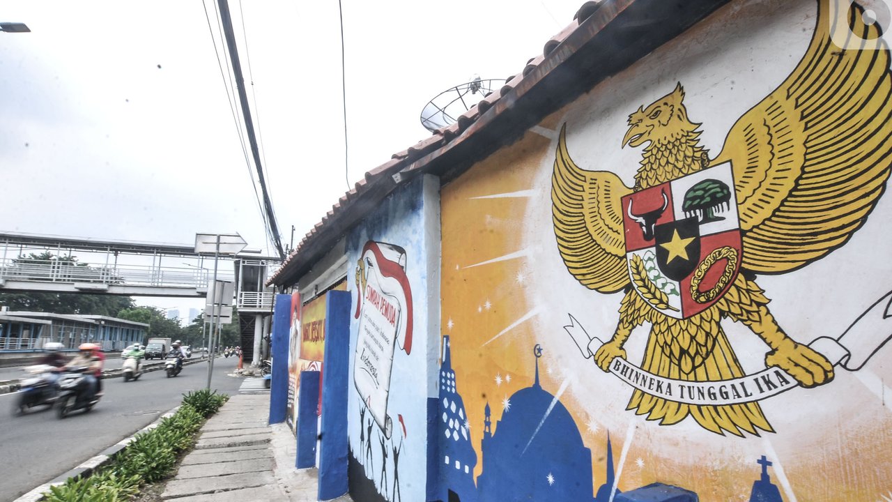 Mural Lambang Garuda Pancasila terlihat di Kampung Pancasila kawasan Galur, Johar Baru, Jakarta, Selasa (1/6/2021). Selain lambang Garuda Pancasila, mural bergambar pejuang kemerdekaan Republik Indonesia juga turut menghiasi Kampung Pancasila ini. (merdeka.com/Iqbal S. Nugroho)