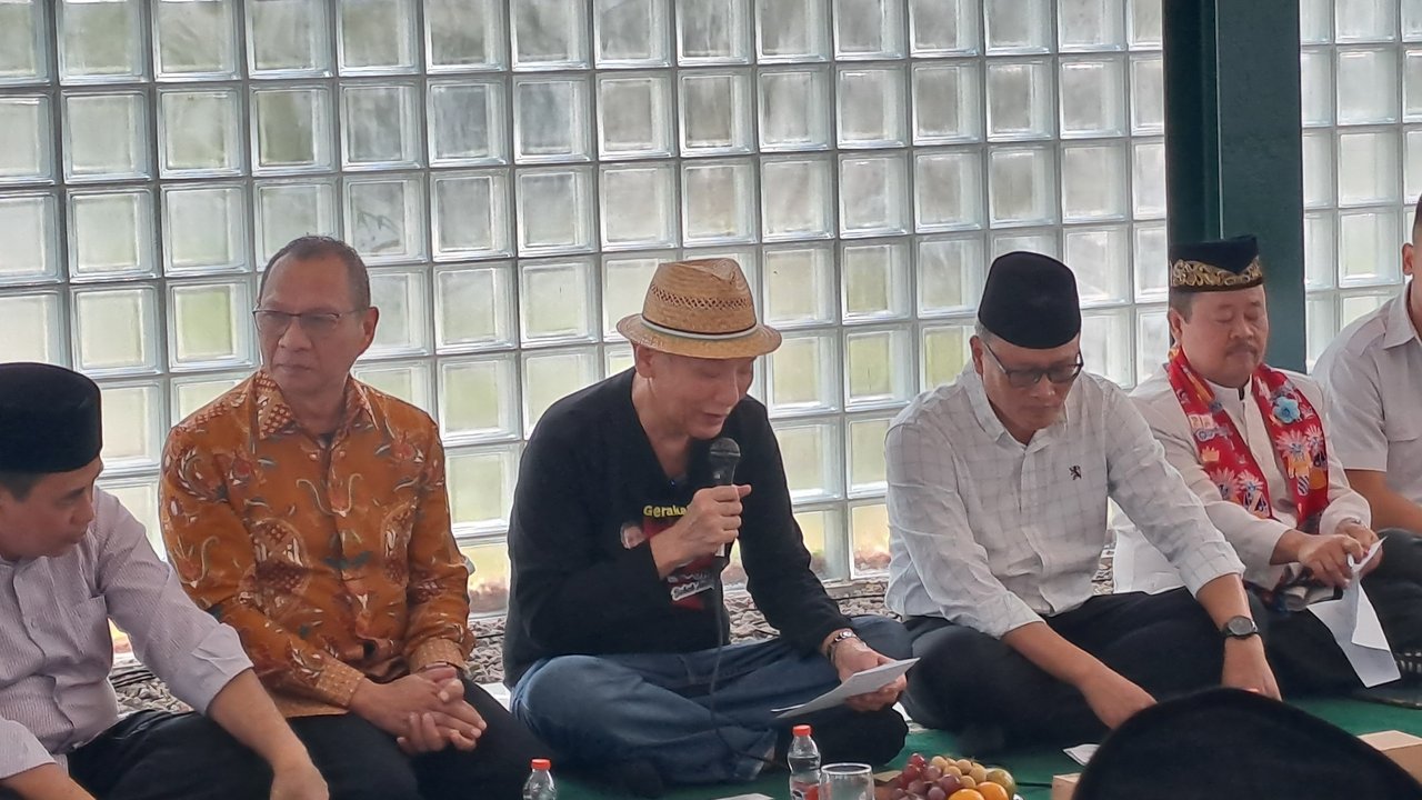 <p>Bos jalan tol Jusuf Hamka di Kantor Kemenko Polhukam, Jakarta, Rabu (13/12/2023).Jusuf Hamka kembali negosiasi nilai utang negara kepada perusahaannya, Citra Marga Nusaphala Persada (CMNP). (Arief/Liputan6.com)</p>