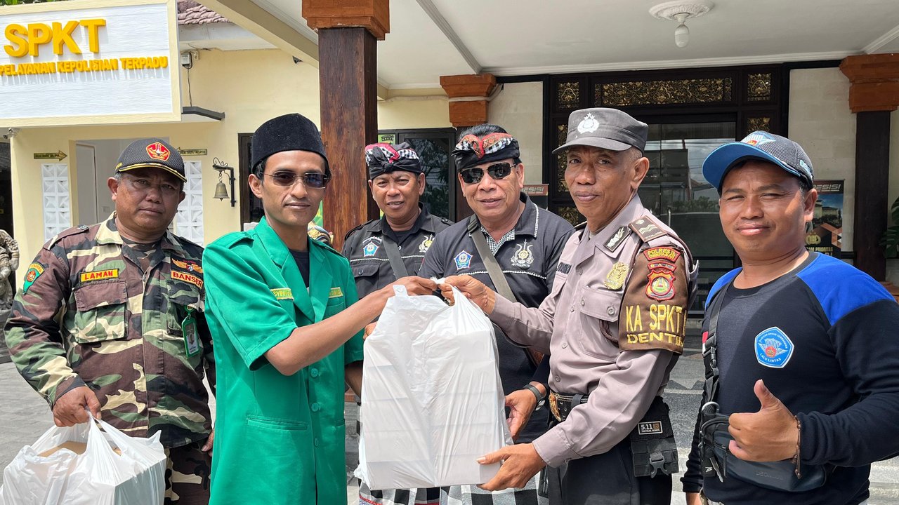 Aksi Kompak, Banser-Pecalang Bersihkan Lokasi Apel Kesetiaan PBNU di Bali