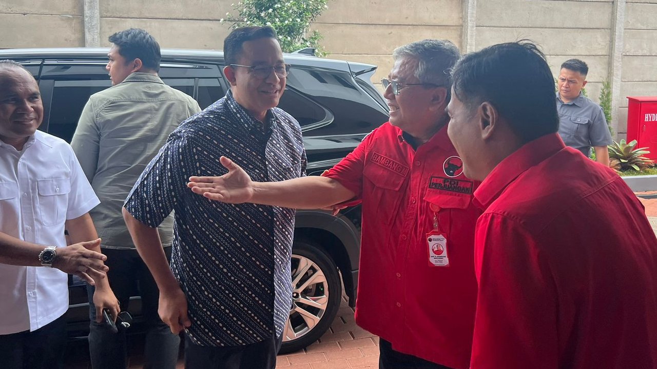 Ditemani Mantan Menteri Jokowi Sambangi Kantor PDIP Jakarta, Anies Sempatkan Salat Berjamaah