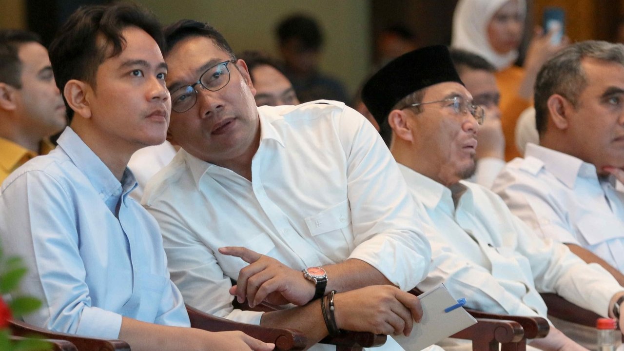 Bakal Calon Gubernur dan Calon Wakil Gubernur DKI Jakarta, Ridwan Kamil dan Suswono berjabat tangan dalam acara deklarasi di Hotel Sultan, Jakarta, Senin (19/8/2024). Liputan6.com/Herman Zakharia
