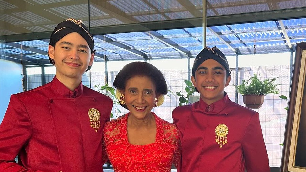 Susi Pudjiastuti Anggun Berkebaya Dipelukan Dua 'Pangeran' Tampan