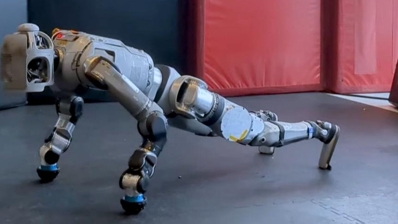 Boston Dynamics mengembangkan Atlas robot dengan kemampuan push-up, menunjukkan kemajuan besar dalam mobilitas dan ketangkasan humanoid.