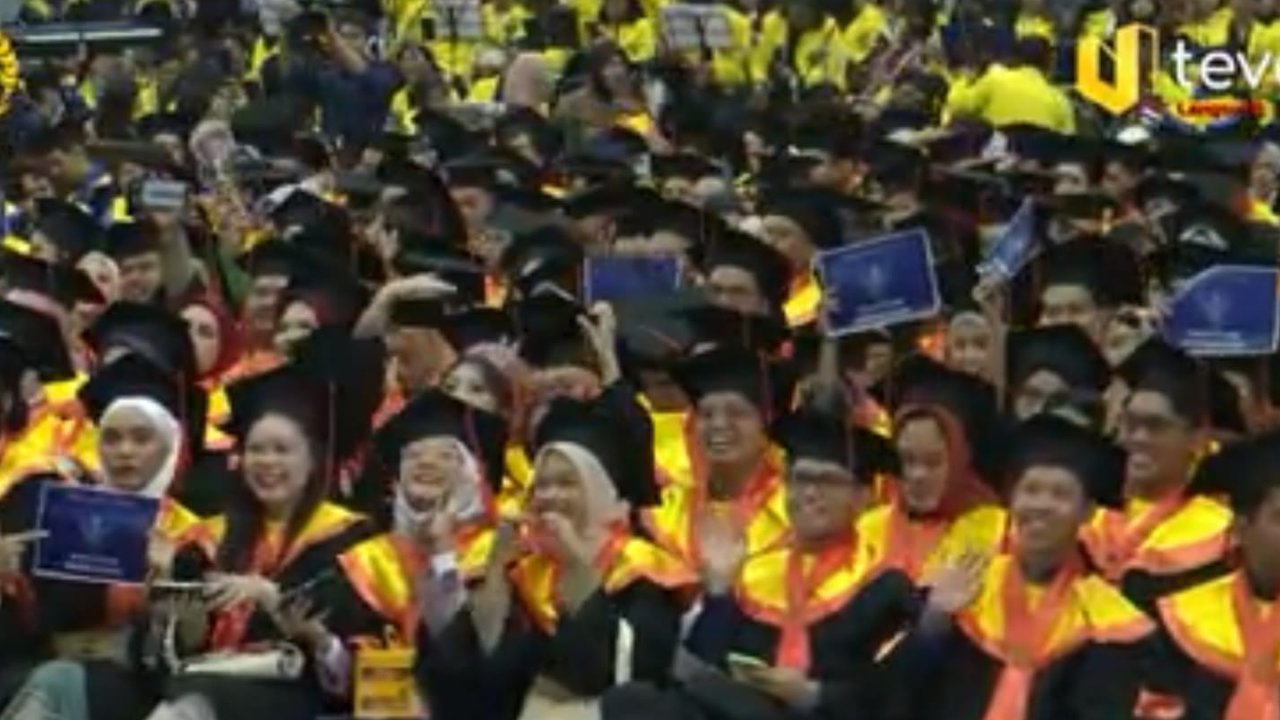 Wisudawan bawa poster peringatan darurat