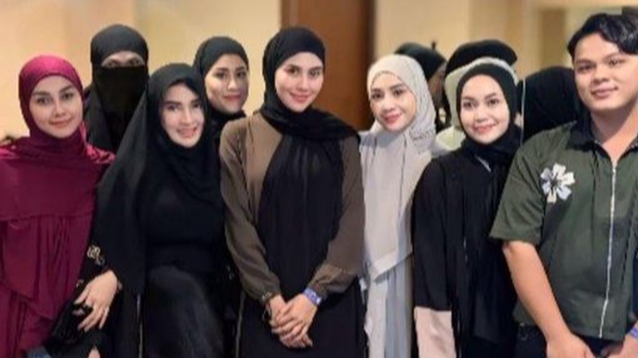 Dihujat Gegara Tampil Pakai Gamis dan Cadar di Kajian Ustaz Hanan Attaki, Wanda Hara Minta Maaf