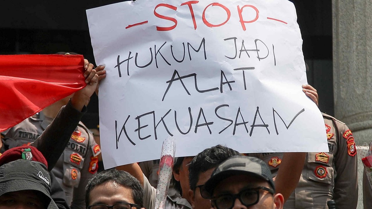 Massa rasa dari Forum Guru Besar, akademisi, masyarakat sipil, dan aktivis 98 melakukan unjuk rasa mengawal putusan Mahkamah Konstitusi di depan Gedung Mahkamah Konstitusi, Jakarta, Kamis (22/8/2024). Mereka menolak revisi UU Pilkada oleh DPR yang akan menganulir keputusan Mahkamah Konstitusi Nomor 60 dan Nomor 70 Tahun 2024 tentang ambang batas pencalonan di Pilkada Serentak 2024.