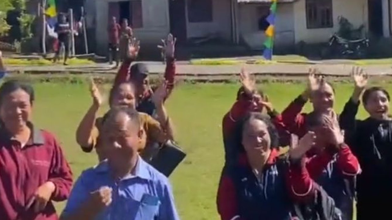 Momen Perpisahan Mahasiswa KKN UGM dengan Warga Desa di NTT Ini Viral, Bikin Haru