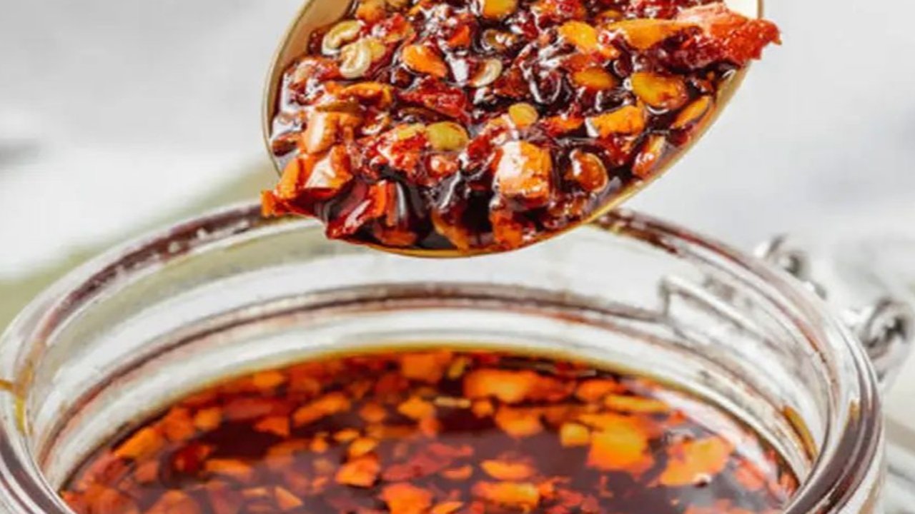 Pecinta chinese food pasti sudah akrab dengan chili oil.