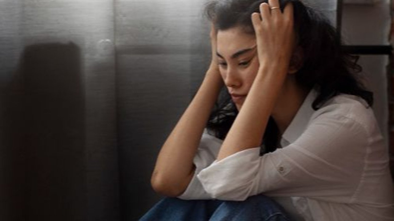 Tips and foods to eat to reduce anxiety and calm down your mind.