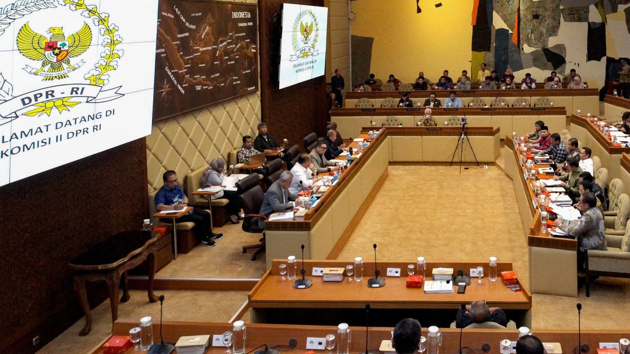 Rapat dengar pendapat (RDP) Komisi Pemilihan Umum (KPU) RI dan Pemerintah dengan Komisi II DPR tentang pentetapan revisi PKPU Nomor 8 tahun 2024 terkait keputusan Mahkamah Konstitusi di Kompleks Parlemen Senayan, Jakarta, Minggu (25/8/2024).