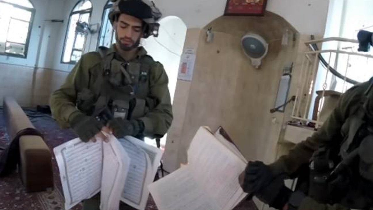tentara israel bakar alquran di masjid gaza