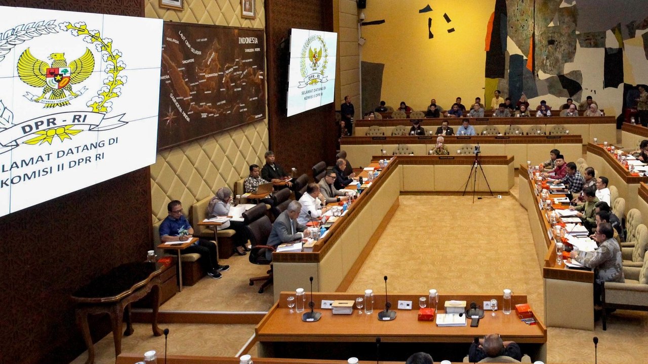 Rapat dengar pendapat (RDP) Komisi Pemilihan Umum (KPU) RI dan Pemerintah dengan Komisi II DPR tentang pentetapan revisi PKPU Nomor 8 tahun 2024 terkait keputusan Mahkamah Konstitusi di Kompleks Parlemen Senayan, Jakarta, Minggu (25/8/2024).