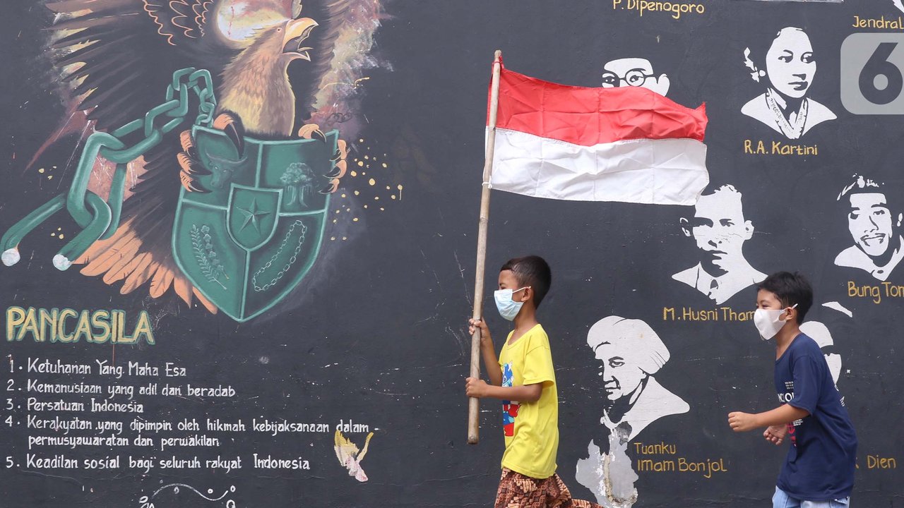 Warga memasang lambang burung Garuda Pancasila di sebuah tembok di di Kampung Pancasila, Karang Tengah, Kota Tangerang, Selasa (1/6/2021). Sejumlah kegiatan diadakan warga, Komunitas Taman Potret dan TNI ini untuk memperingati Hari kelahiran Pancasila. (Liputan6.com/Angga Yuniar)