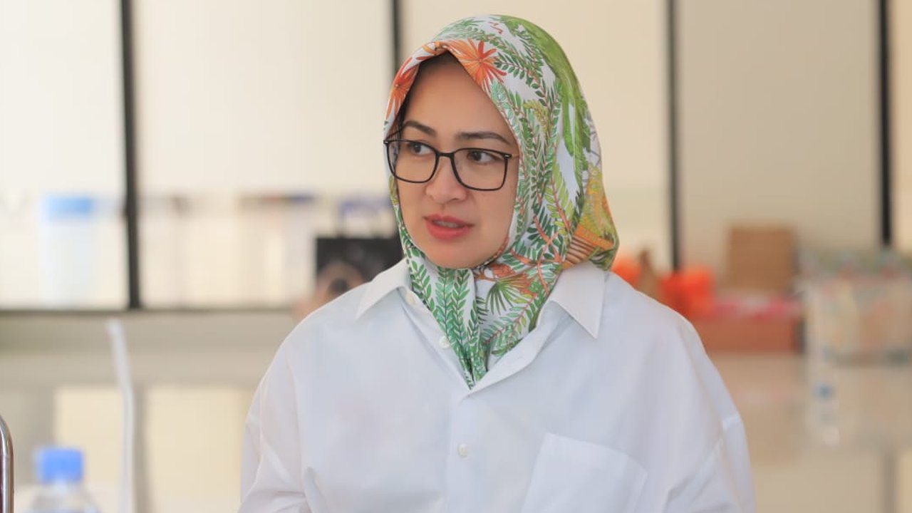 Pasangan bakal cagub dan cawagub Airin Rachmi Diany-Ade Sumardi resmi diusung PDIP maju di Pilgub Banten 2024, Minggu (25/8/2024). (Liputan6.com/ Pramita Tristiawati)