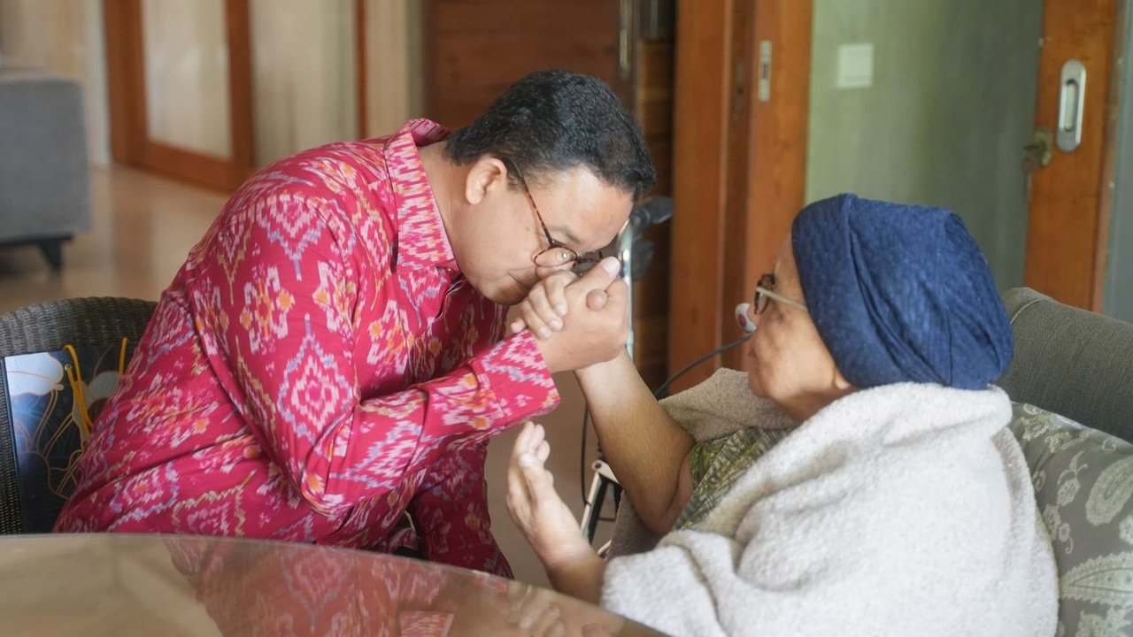 Anies Pamit ke Ibunda Memakai Tenun Merah