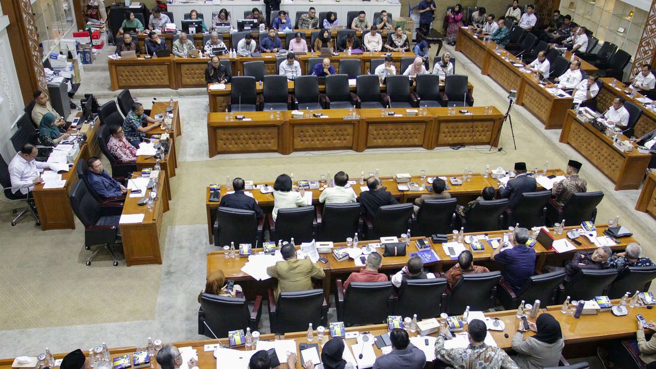 Badan Legislasi menggelar rapat kerja dengan Pemerintah dan DPD membahas RUU tentang Perubahan Keempat atas UU Nomor 1 Tahun 2015. (merdeka.com/Arie Basuki)