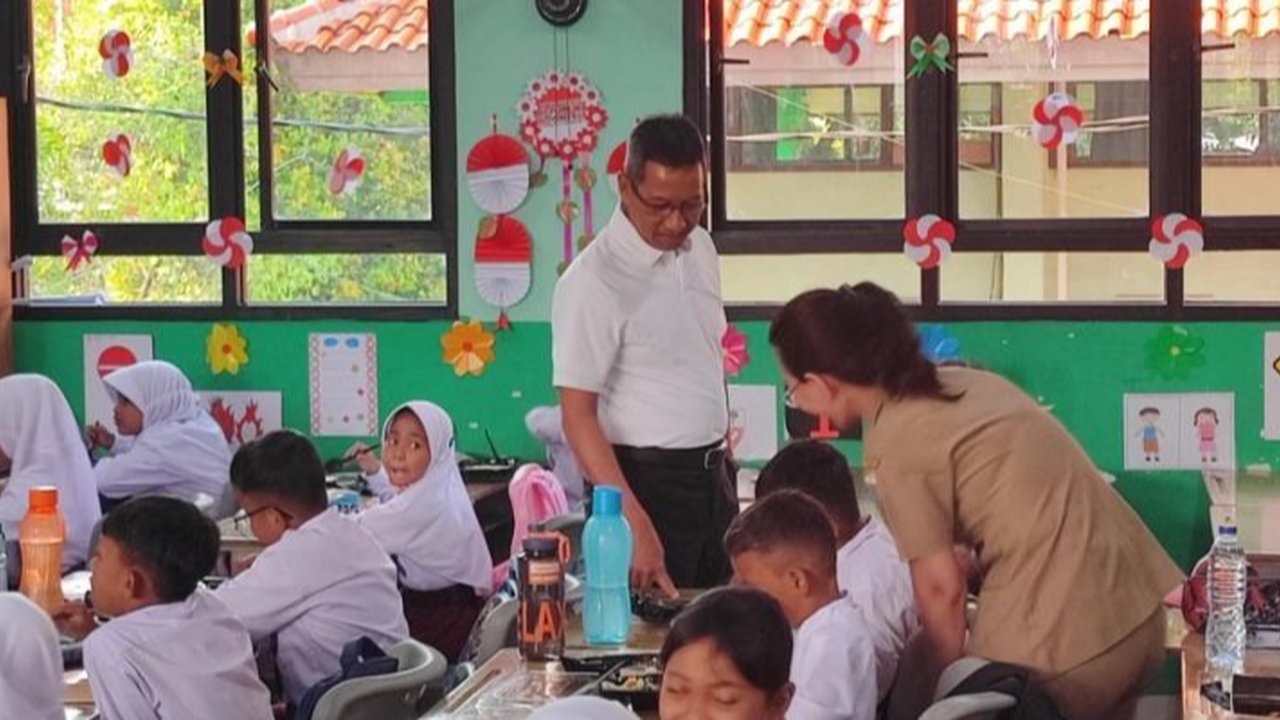 Heru uji coba program makanan bergizi gratis di SDN 04 Cipayung