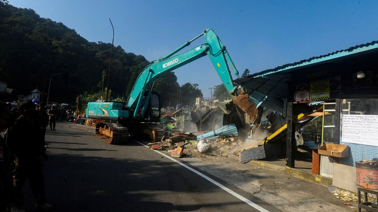 Pedagang menangis saat pembongkaran lapak pedagang kaki lima (PKL) liar tahap 2 di Jalur Puncak, Kabupaten Bogor, Senin (26/8/2024).