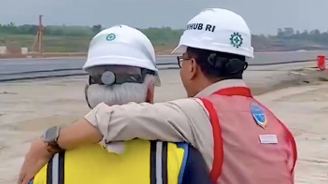 menhub dan menteri pupr saling rangkul