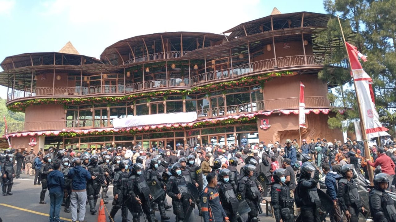 Pedagang menangis saat pembongkaran lapak pedagang kaki lima (PKL) liar tahap 2 di Jalur Puncak, Kabupaten Bogor, Senin (26/8/2024).