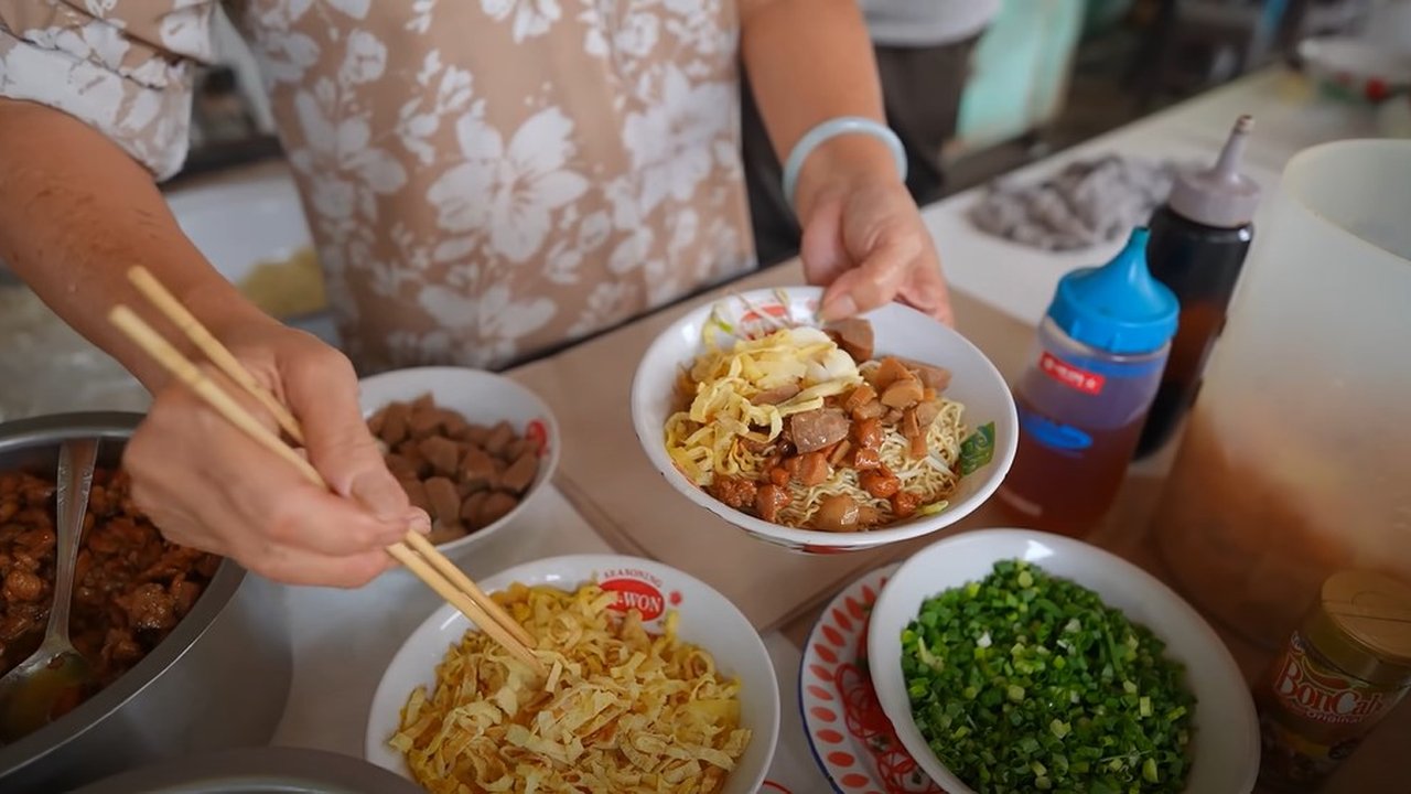 Pada saat itu, orangtua Eni dulu berjualan mi pangsit kepeting dan pakai campuran lainya yang tidak halal.